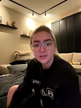 Snapshot of xX_HotCouple_Xx chatting on 12/02/24, 09:28 xX HotCouple Xx online show from 12/02/24, 09:28