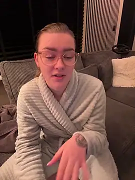 Snapshot of xX_HotCouple_Xx chatting on 12/17/25, 08:59 xX HotCouple Xx online show from 12/17/25, 08:59