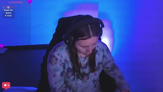 bonnie moon  online show from 03/18/26, 06:22