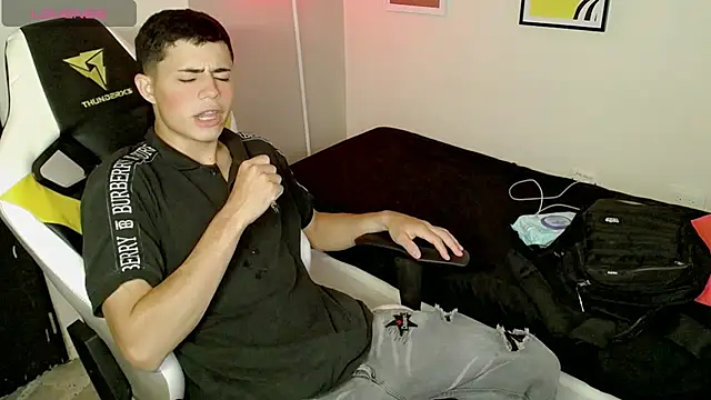 Snapshot of bby_santi chatting on 09/26/25, 04:44 bby santi online show from 09/26/25, 04:44