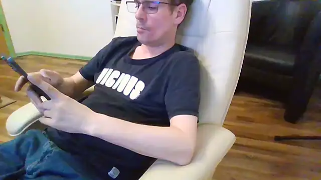 Snapshot of Minm666 chatting on 01/01/25, 10:24 Minm666 online show from 01/01/25, 10:24