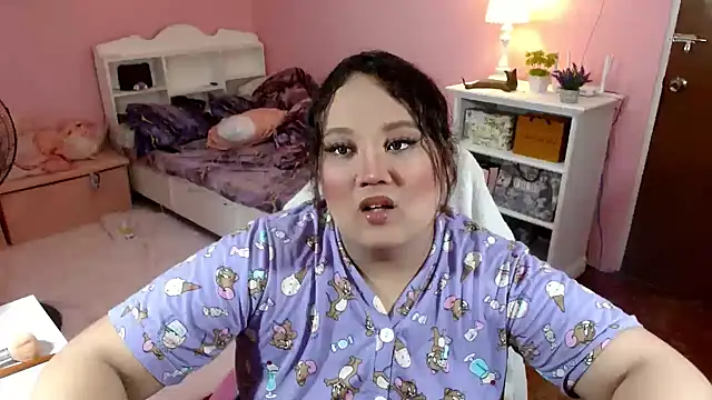 Snapshot of GiannaLopezSmith chatting on 11/18/25, 03:49 GiannaLopezSmith online show from 11/18/25, 03:49