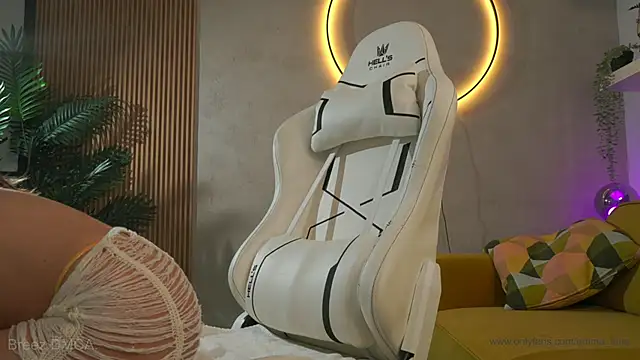 Snapshot of emma_land chatting on 04/08/26, 05:51 emma land online show from 04/08/26, 05:51