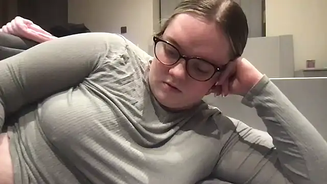 honeyyy24 online show from 05/09/26, 10:48