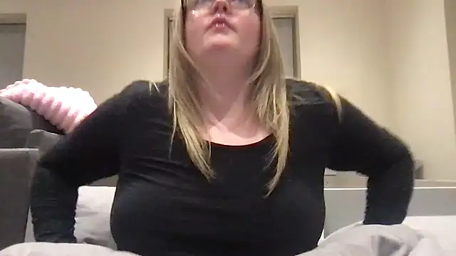 honeyyy24 online show from 05/13/26, 10:27