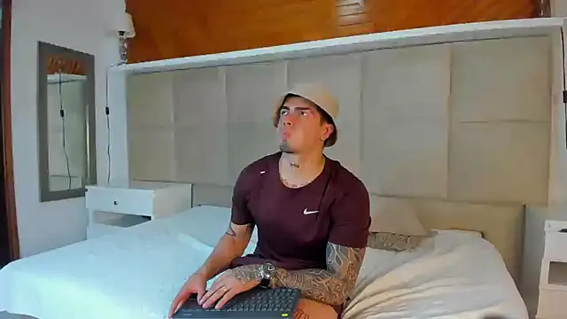 Snapshot of _mrcock chatting on 12/17/24, 10:43 mrcock online show from 12/17/24, 10:43