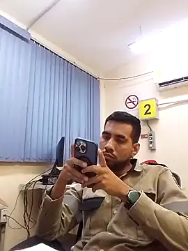 Snapshot of EnriquePersian197 chatting on 02/19/25, 01:18 EnriquePersian197 online show from 02/19/25, 01:18