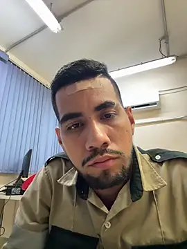 Snapshot of EnriquePersian197 chatting on 03/08/25, 03:28 EnriquePersian197 online show from 03/08/25, 03:28