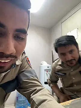 Snapshot of EnriquePersian197 chatting on 03/12/25, 05:35 EnriquePersian197 online show from 03/12/25, 05:35