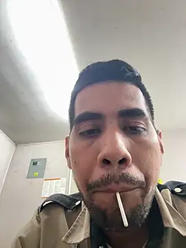 Snapshot of EnriquePersian197 chatting on 03/19/25, 05:52 EnriquePersian197 online show from 03/19/25, 05:52