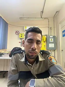 Snapshot of EnriquePersian197 chatting on 11/26/25, 05:41 EnriquePersian197 online show from 11/26/25, 05:41