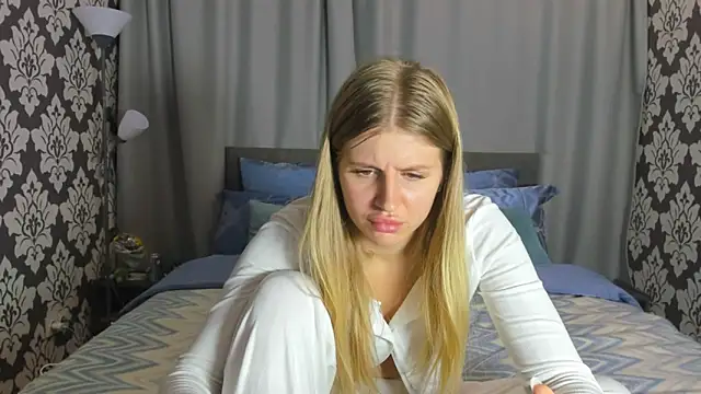 kirraa  online show from 09/21/25, 05:36