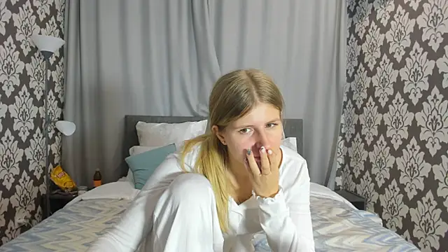 kirraa  online show from 09/29/25, 01:38