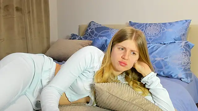 kirraa  online show from 12/04/25, 07:44