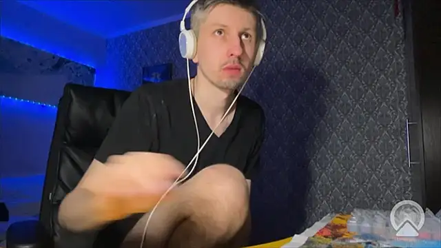 Snapshot of Aki-Laky chatting on 03/12/26, 07:09 Aki-Laky online show from 03/12/26, 07:09