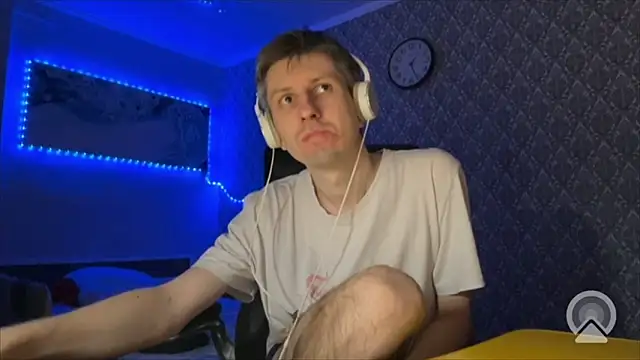 Snapshot of Aki-Laky chatting on 04/05/26, 08:28 Aki-Laky online show from 04/05/26, 08:28