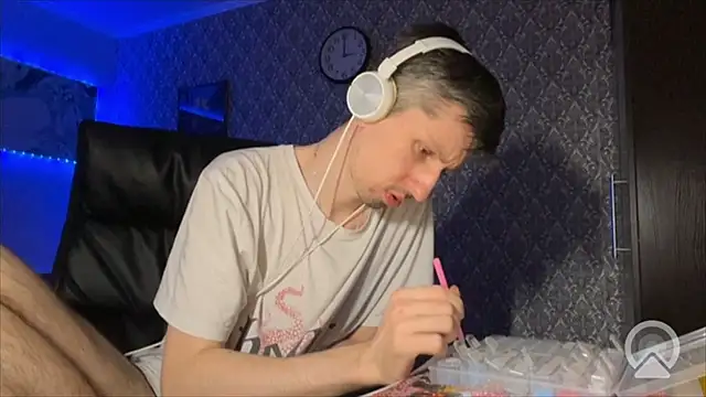 Snapshot of Aki-Laky chatting on 04/19/26, 10:01 Aki-Laky online show from 04/19/26, 10:01