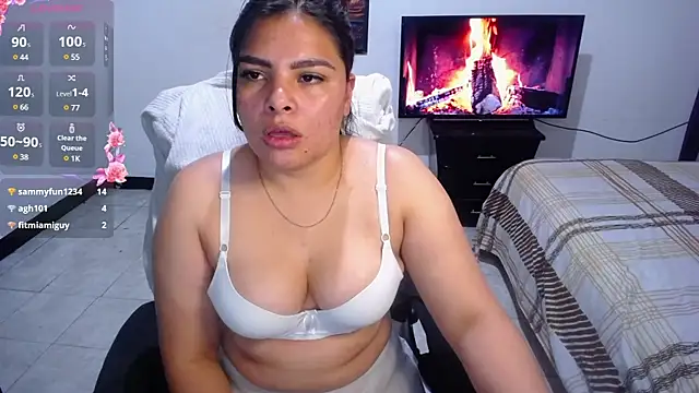 Snapshot of goddess_valXX chatting on 02/02/25, 04:32 goddess valXX online show from 02/02/25, 04:32