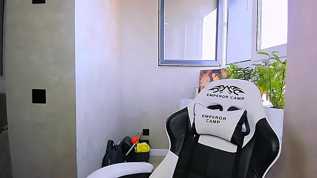 Snapshot of fancy_bunny chatting on 04/15/26, 05:03 fancy bunny online show from 04/15/26, 05:03