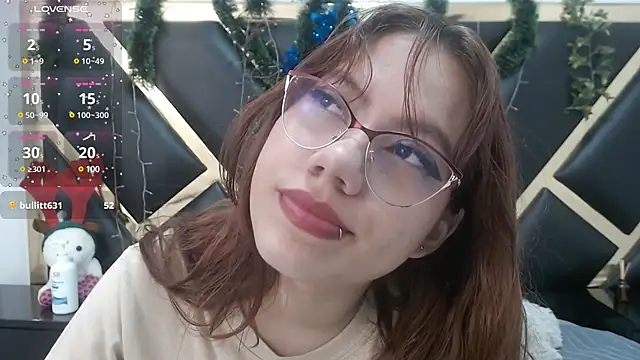 Snapshot of crystalhoneyy1 chatting on 12/17/24, 02:44 crystalhoneyy1 online show from 12/17/24, 02:44