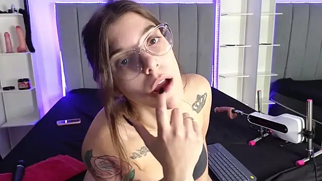 Snapshot of Alice-Rossi chatting on 12/04/24, 03:15 Alice-Rossi online show from 12/04/24, 03:15