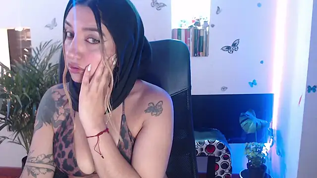 Snapshot of Lia-mitch chatting on 02/13/26, 02:02 Lia-mitch online show from 02/13/26, 02:02