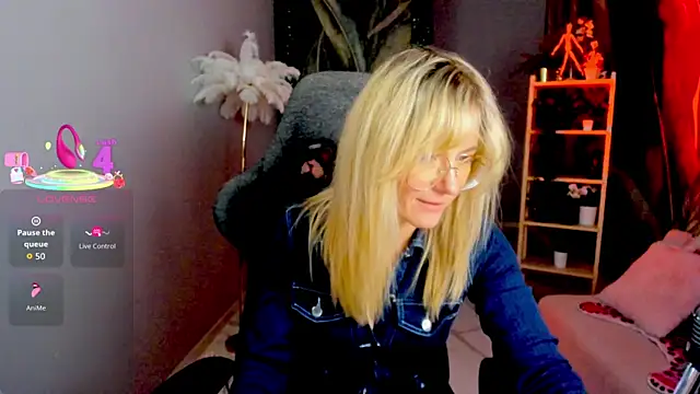 Snapshot of LadyIzabel chatting on 04/07/26, 02:39 LadyIzabel online show from 04/07/26, 02:39