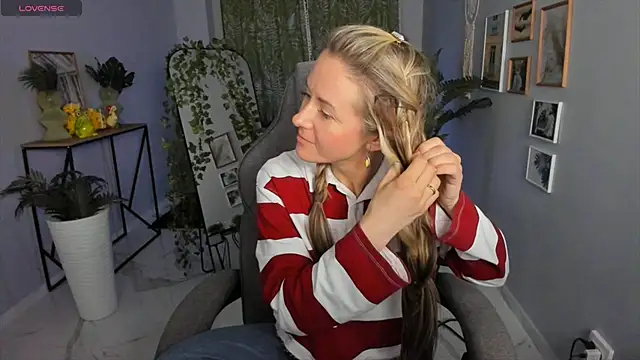 Snapshot of LadyIzabel chatting on 04/17/26, 02:53 LadyIzabel online show from 04/17/26, 02:53