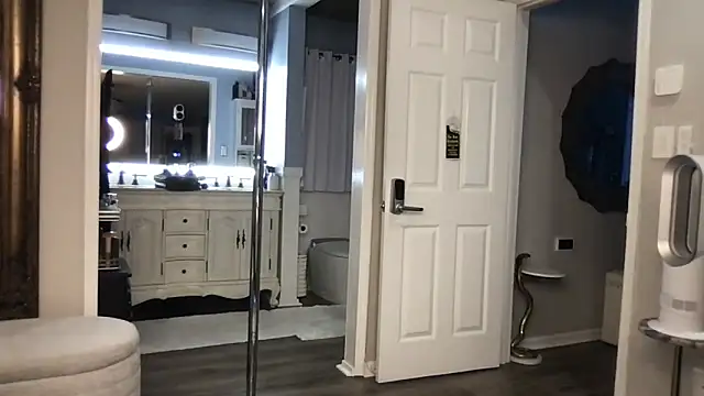 Snapshot of curvyfunlover chatting on 10/15/25, 11:27 curvyfunlover online show from 10/15/25, 11:27