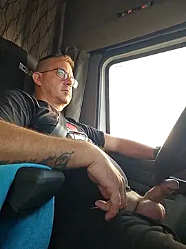 Snapshot of alle2121 chatting on 11/17/25, 03:18 alle2121 online show from 11/17/25, 03:18