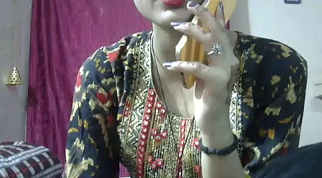 Snapshot of Aayesha chatting on 12/18/24, 12:18 Aayesha online show from 12/18/24, 12:18