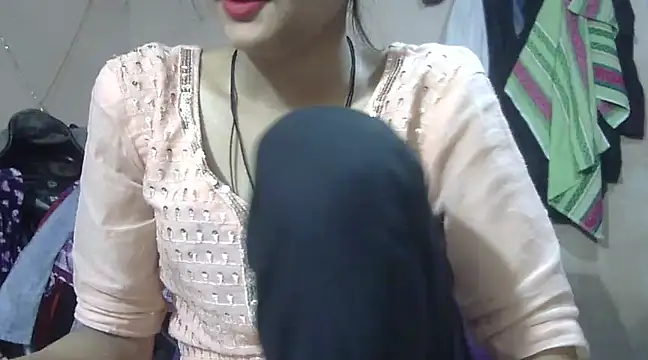 Snapshot of Aayesha chatting on 01/12/25, 04:10 Aayesha online show from 01/12/25, 04:10