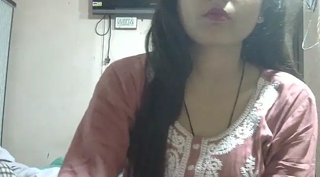 Snapshot of Aayesha chatting on 03/04/25, 03:00 Aayesha online show from 03/04/25, 03:00