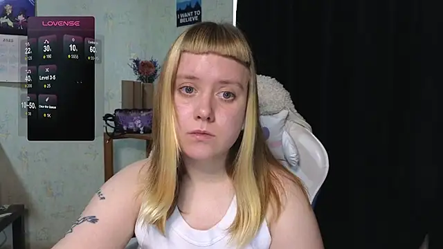 Snapshot of June_shy0 chatting on 10/24/25, 10:44 June shy0 online show from 10/24/25, 10:44