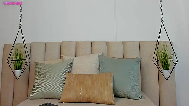 Olivia Collins1 online show from 12/29/24, 09:30