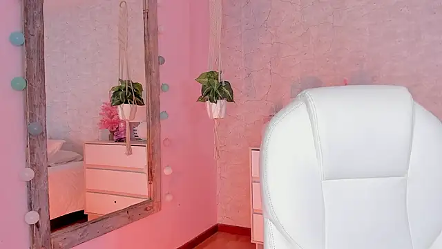 DahianaWalcott online show from 12/18/24, 07:52