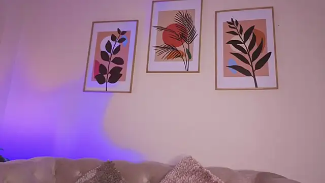 Snapshot of DahianaWalcott chatting on 12/17/25, 08:15 DahianaWalcott online show from 12/17/25, 08:15