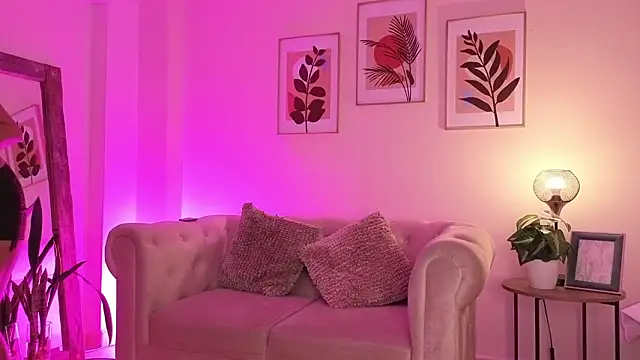 Snapshot of DahianaWalcott chatting on 02/17/26, 04:13 DahianaWalcott online show from 02/17/26, 04:13