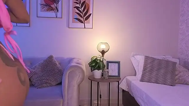 Snapshot of DahianaWalcott chatting on 02/19/26, 05:20 DahianaWalcott online show from 02/19/26, 05:20