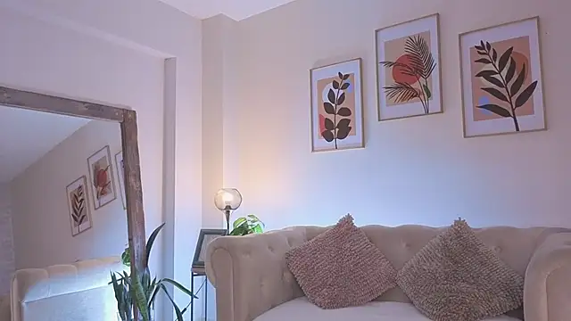 Snapshot of DahianaWalcott chatting on 04/13/26, 07:19 DahianaWalcott online show from 04/13/26, 07:19