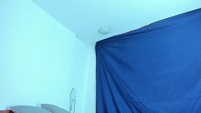 Snapshot of emiily15__ chatting on 12/16/24, 05:54 emiily15   online show from 12/16/24, 05:54