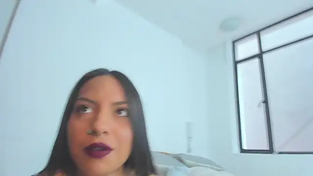 Snapshot of emiily15__ chatting on 12/28/24, 07:22 emiily15   online show from 12/28/24, 07:22