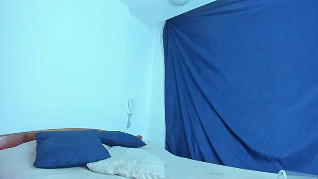 Snapshot of emiily15__ chatting on 01/16/25, 06:37 emiily15   online show from 01/16/25, 06:37