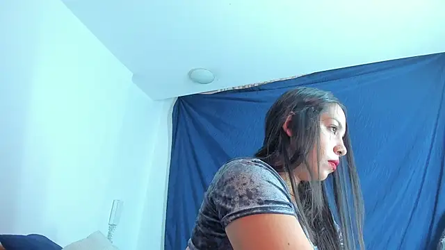 Snapshot of emiily15__ chatting on 01/29/25, 05:56 emiily15   online show from 01/29/25, 05:56