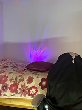 Snapshot of emiily15__ chatting on 09/18/25, 06:54 emiily15   online show from 09/18/25, 06:54