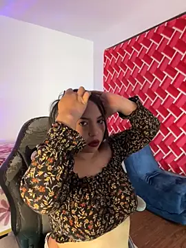 Snapshot of emiily15__ chatting on 10/02/25, 07:21 emiily15   online show from 10/02/25, 07:21