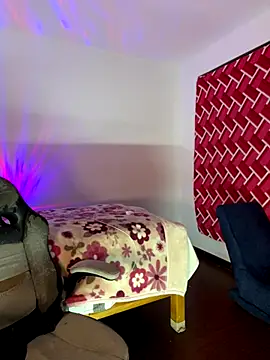 Snapshot of emiily15__ chatting on 10/18/25, 10:54 emiily15   online show from 10/18/25, 10:54