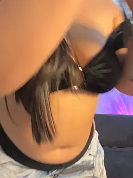 Snapshot of emiily15__ chatting on 10/30/25, 09:15 emiily15   online show from 10/30/25, 09:15