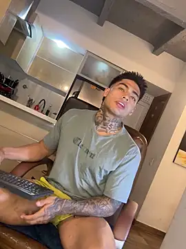 Snapshot of Dominiofit chatting on 11/17/25, 01:22 Dominiofit online show from 11/17/25, 01:22