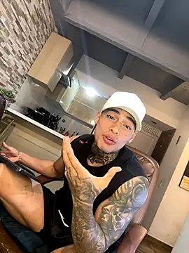 Snapshot of Dominiofit chatting on 11/21/25, 12:32 Dominiofit online show from 11/21/25, 12:32